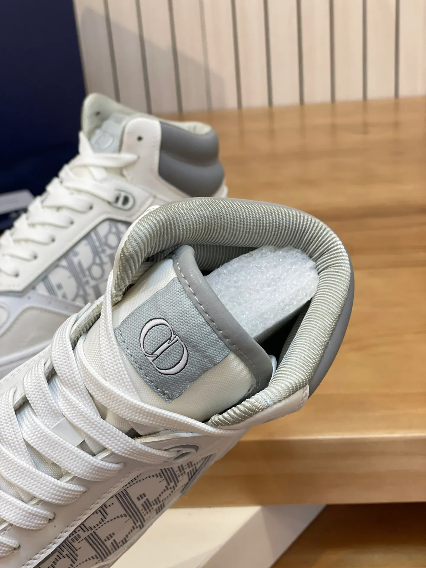 Men's shoes: 💰P460¥ Product trademark: Dior* "Dior*" high-top casual shoes Regular size: 38-44 (can be customized to 45.46) Product materials: Upper imported cowhide stitched with original fabric, breathable lining, original outsole. Number: 1006